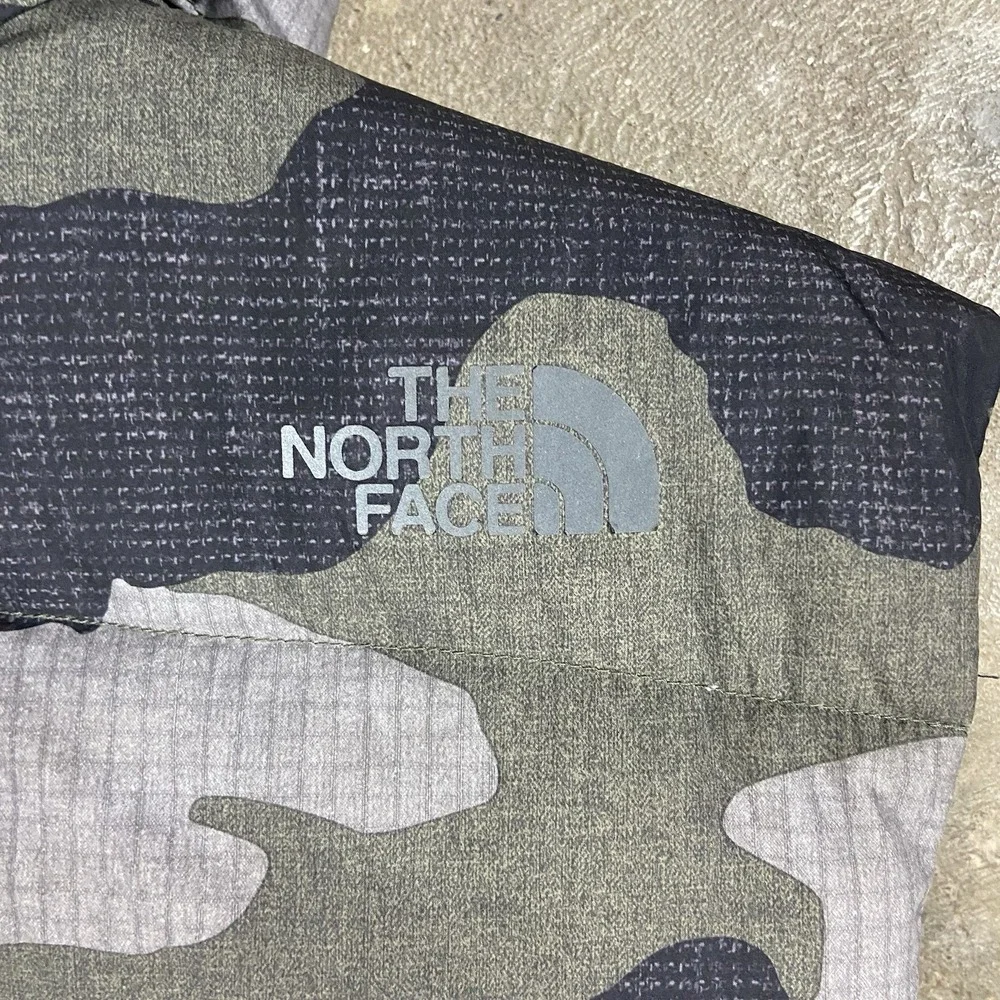 North Face 550 Puffer Vest Size Large‎ Multicolor Camouflage Pattern Full Zip